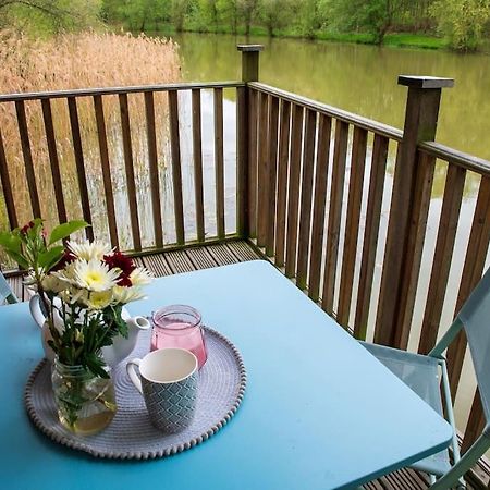 Lakeside Cabin On Stilts- 'Kingfisher' Rous Lench Εξωτερικό φωτογραφία