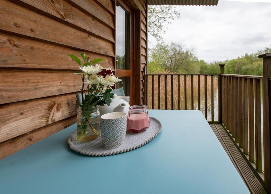 Lakeside Cabin On Stilts- 'Kingfisher' Rous Lench Εξωτερικό φωτογραφία