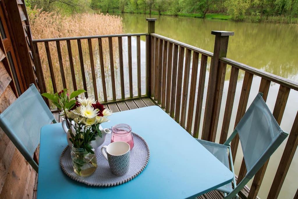 Lakeside Cabin On Stilts- 'Kingfisher' Rous Lench Εξωτερικό φωτογραφία